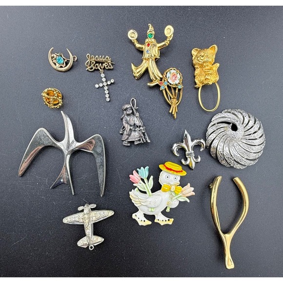 The Unbranded Brand Jewelry - Vintage Brooch Lot Signed Trifari Sarah Coventry Bird Airplane Cat Clown